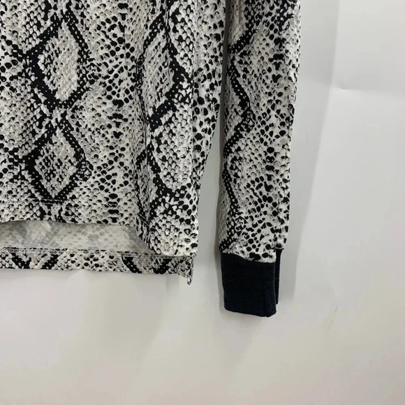 Cozy Zoe Women's Snakeskin Print Long Sleeve Pajama Pullover Top Size M‎ NWT - Picture 5 of 14